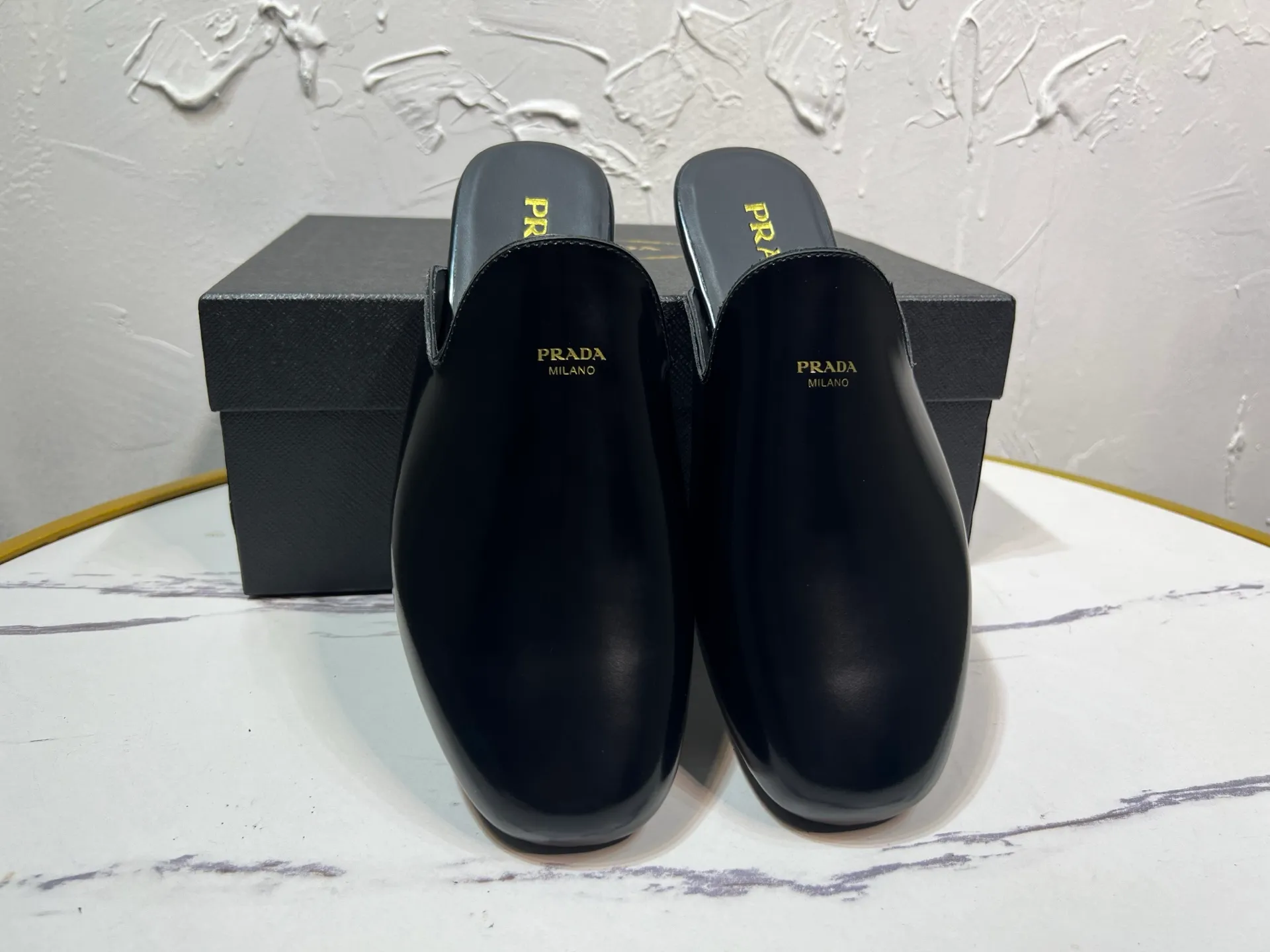 P700 prada derby2025 spring and autumn latest Prada retro men's bright leather slippers, Shuffle toe hollow mule shoes, imported open edge beads, lining and foot pads in cowhide, light rubber sole, sole thickness 10 mm, black and brown 2-color original packaging Code number: 39-46